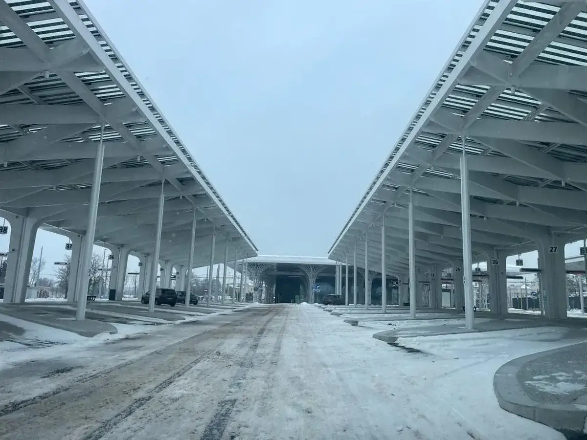 Nowy dworzec metropolitalny Lublin, kiedy otwarcie? Zima na placu manewrowym, nowoczesna architektura czeka na pasażer&oacute;w.