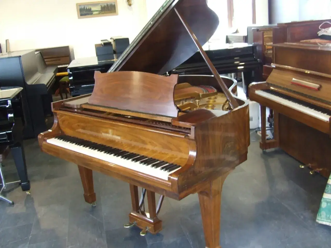 Elegancki fortepian Steinway w salonie instrumentów. Zastanawiasz się, ile kosztuje fortepian Steinway?