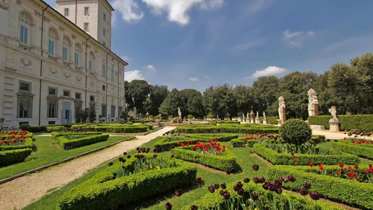 Piękne ogrody Borghese z kwitnącymi tulipanami i rzeźbami. Warto kupić ogrody Borghese bilety, by podziwiać ten widok.