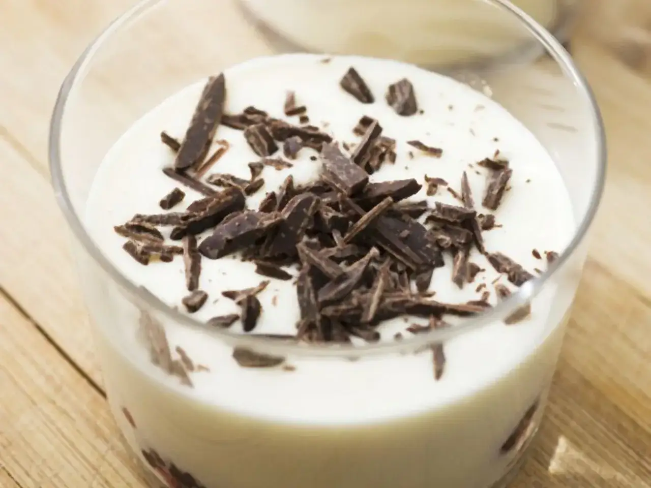 Cremiges Dessert im Glas, garniert mit dunklen Schokostückchen. Ein einfaches Herrencreme Rezept für Genießer.