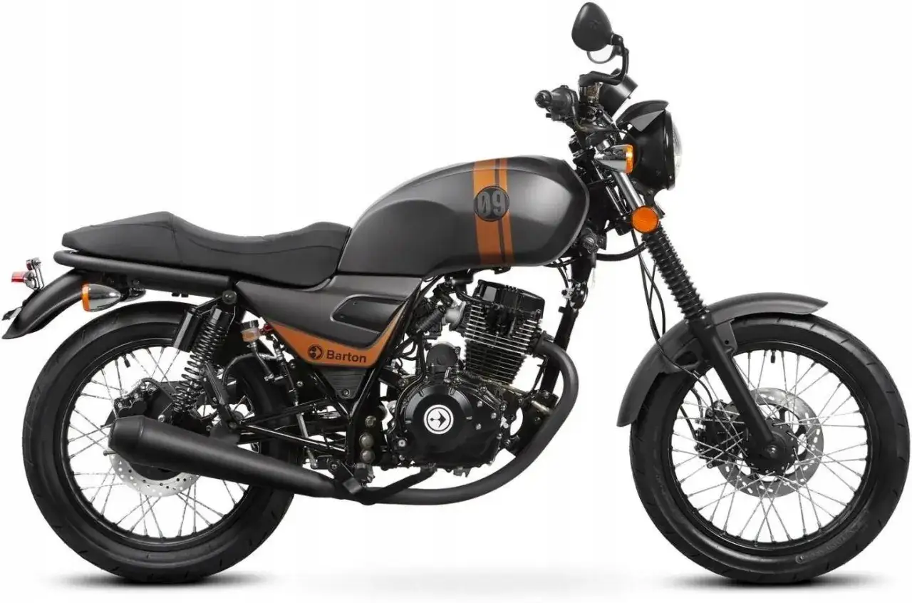 Stylowy Barton Cafe Racer 125 w kolorze grafitowym z pomarańczowymi pasami. Idealny na miejskie wyprawy.