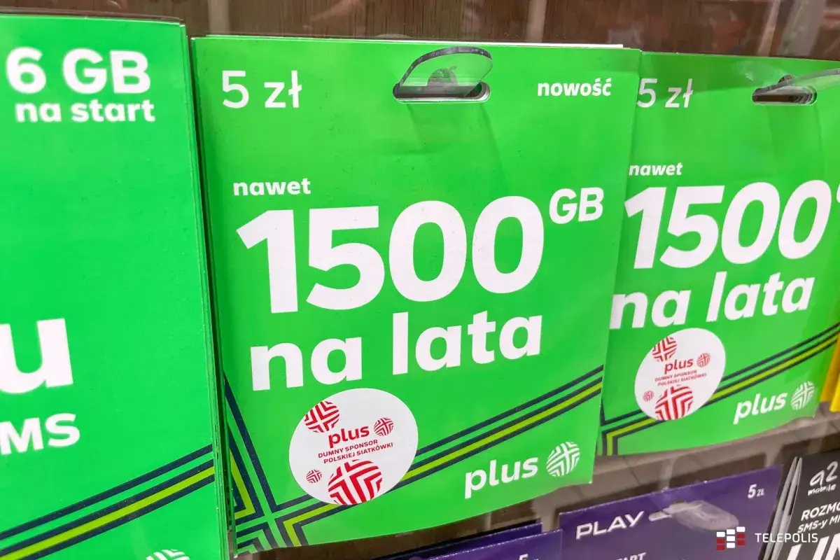Zielone opakowania Plus z ofertą 1500 GB na lata za 5 zł. To świetna opłata za utrzymanie numeru plus.