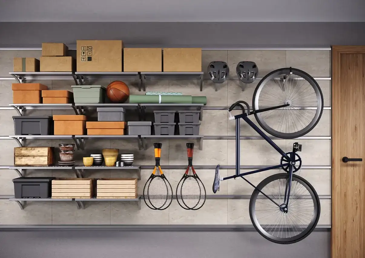 Ordnung in der Garage: Fahrrad, Helme, Bälle, Schläger und Kisten auf Regalen – tolle Garagen Ideen für maximalen Platz.