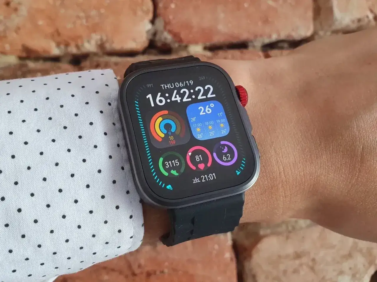 Smartband do pływania na nadgarstku, pokazuje czas, temperaturę i aktywność. Idealny do monitorowania trening&oacute;w w wodzie.