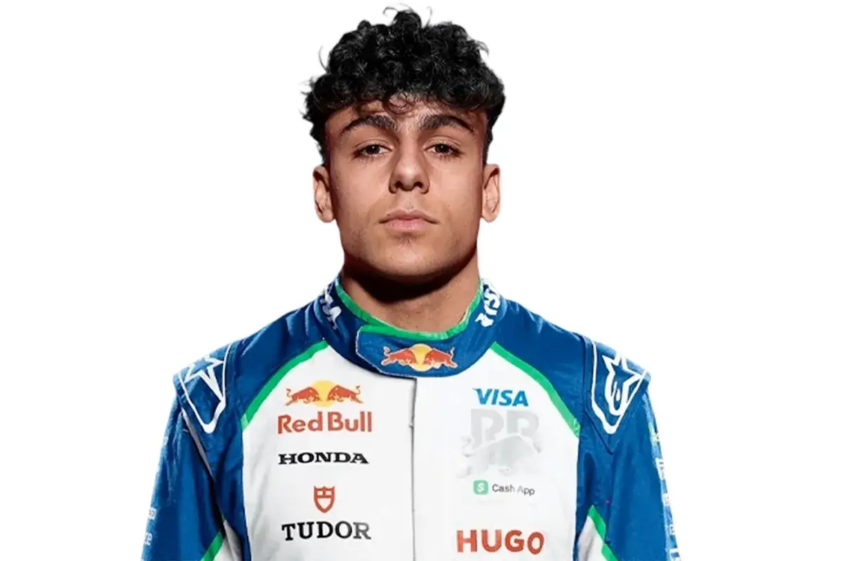 Arvid Lindblad, piloto de carreras con su uniforme de competici&oacute;n azul y blanco, luciendo los logos de Red Bull y Honda.