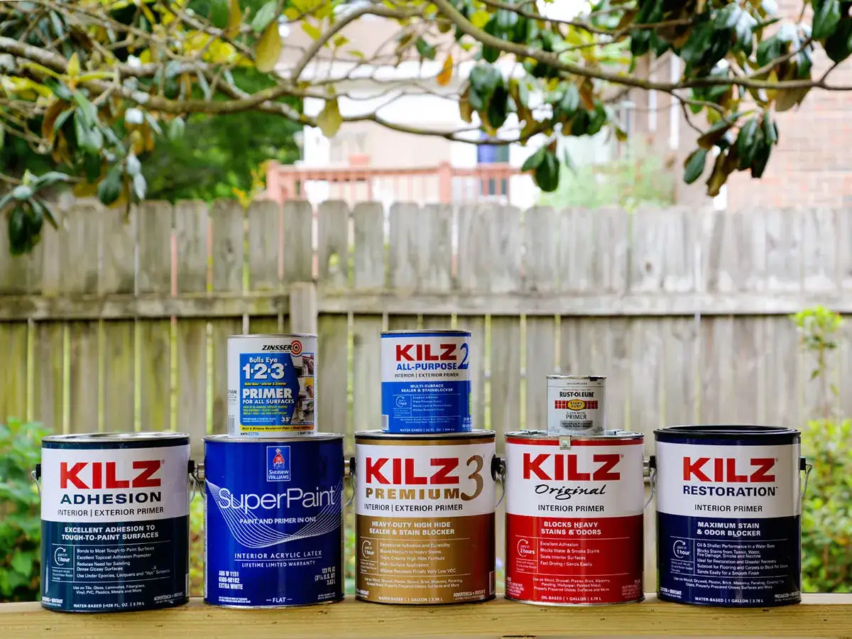Latas de imprimación KILZ y otras marcas, listas para preparar superficies. La imprimación que es, es la base para un acabado perfecto.