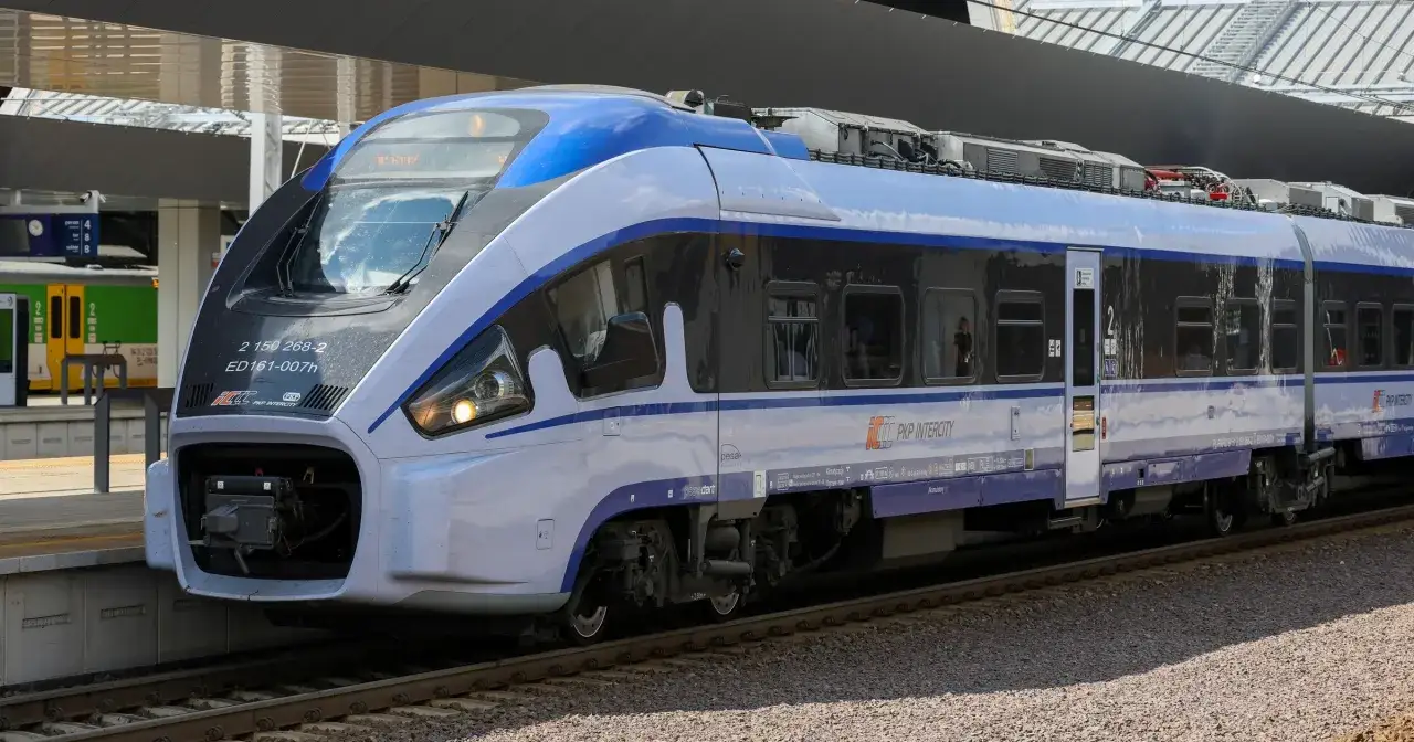 Pociąg PKP Intercity na torach. Nauczyciel z legitymacją może skorzystać ze zniżki na przejazd.