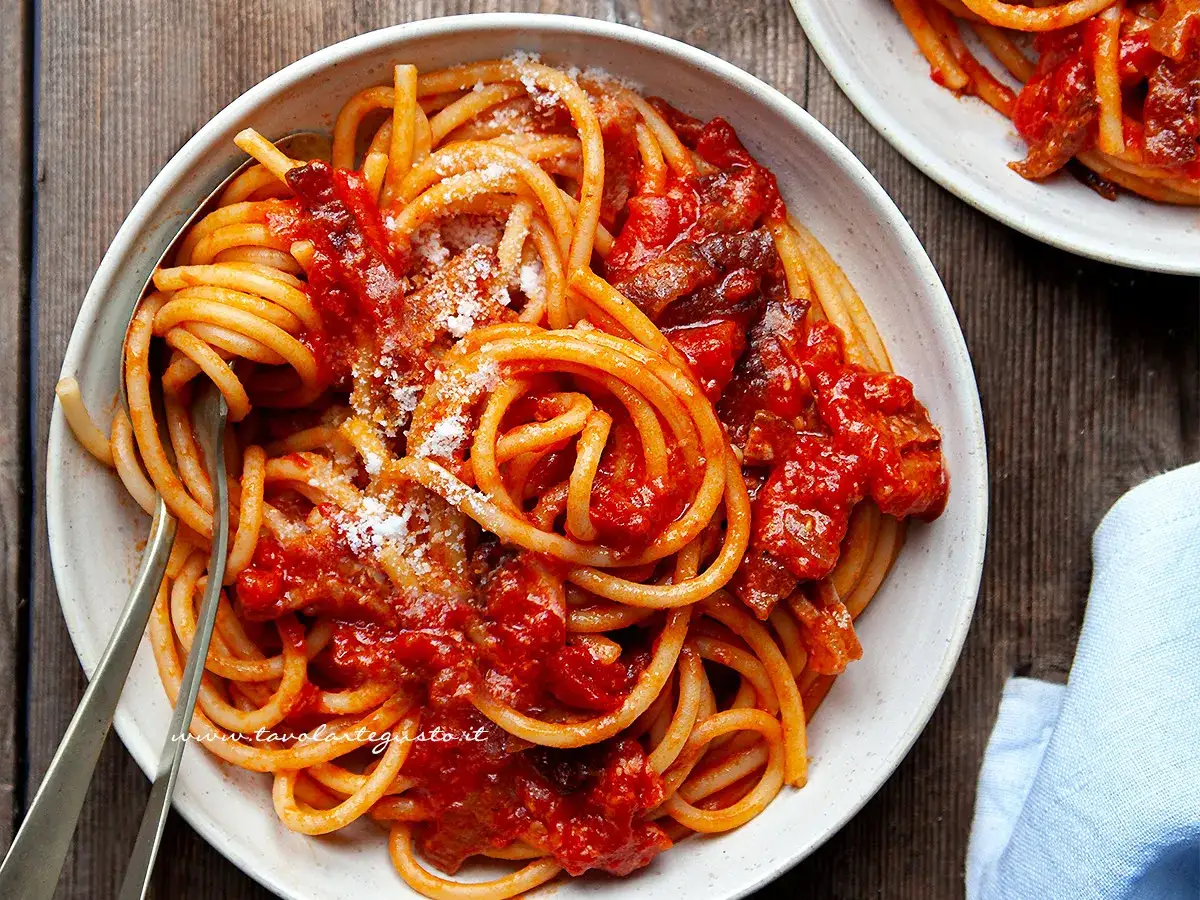 Bucatini all'Amatriciana, un classico della cucina romana. Questa ricetta originale amatriciana cipolla, con guanciale croccante e pomodoro, &egrave; un vero piacere.