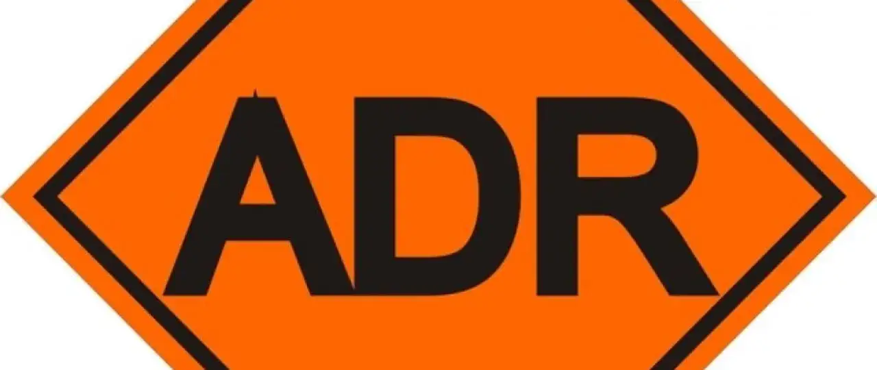 Pomarańczowy znak ADR z czarnymi literami. Oznacza przewóz towarów niebezpiecznych.