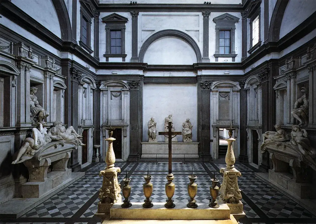 Int&eacute;rieur de la Chapelle M&eacute;dicis, avec des sculptures de Michel-Ange, un crucifix et des tombeaux orn&eacute;s.