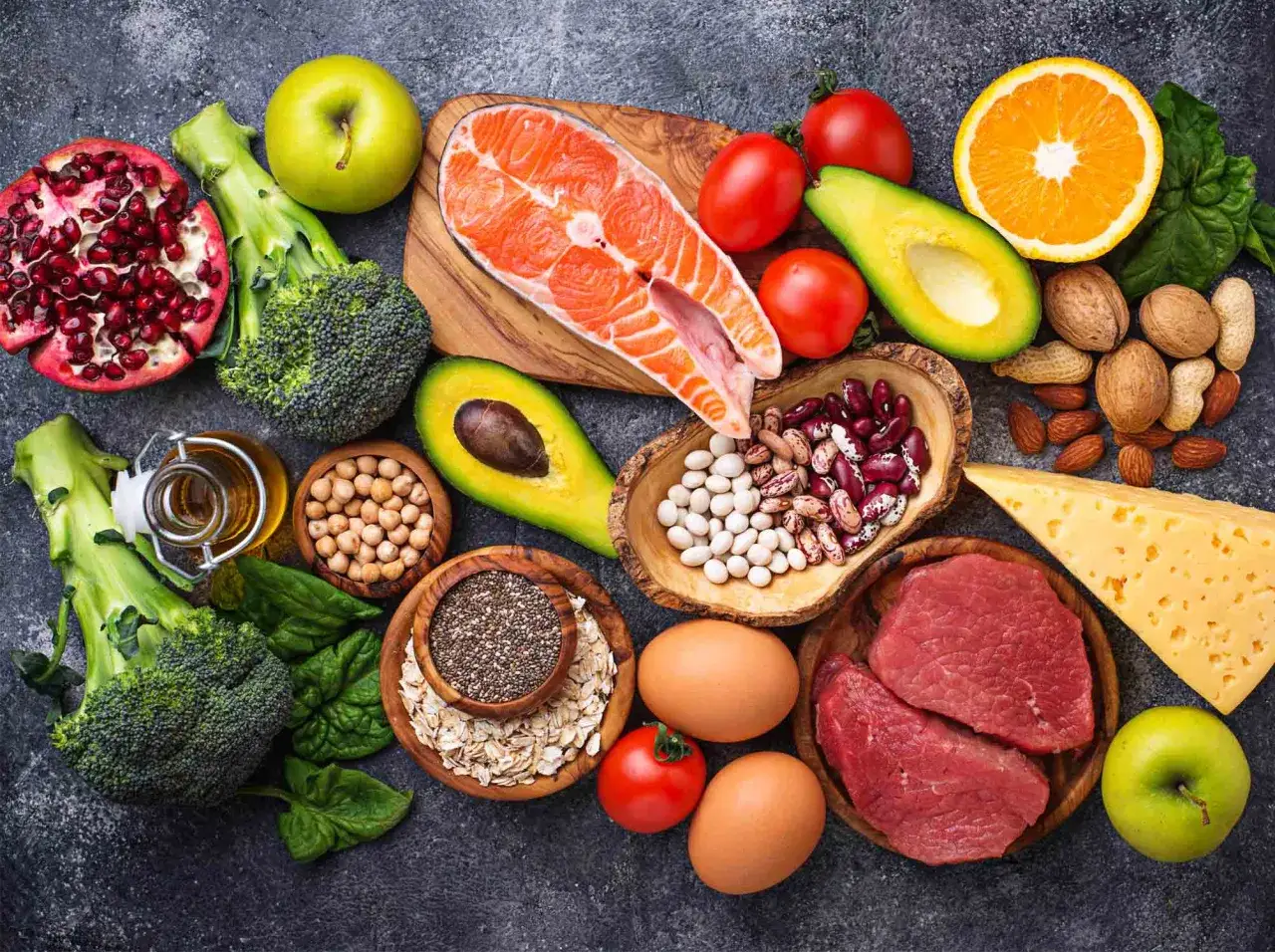 Gesunde Lebensmittel wie Lachs, Avocado, N&uuml;sse und Beeren helfen, trockene Haut von innen behandeln.