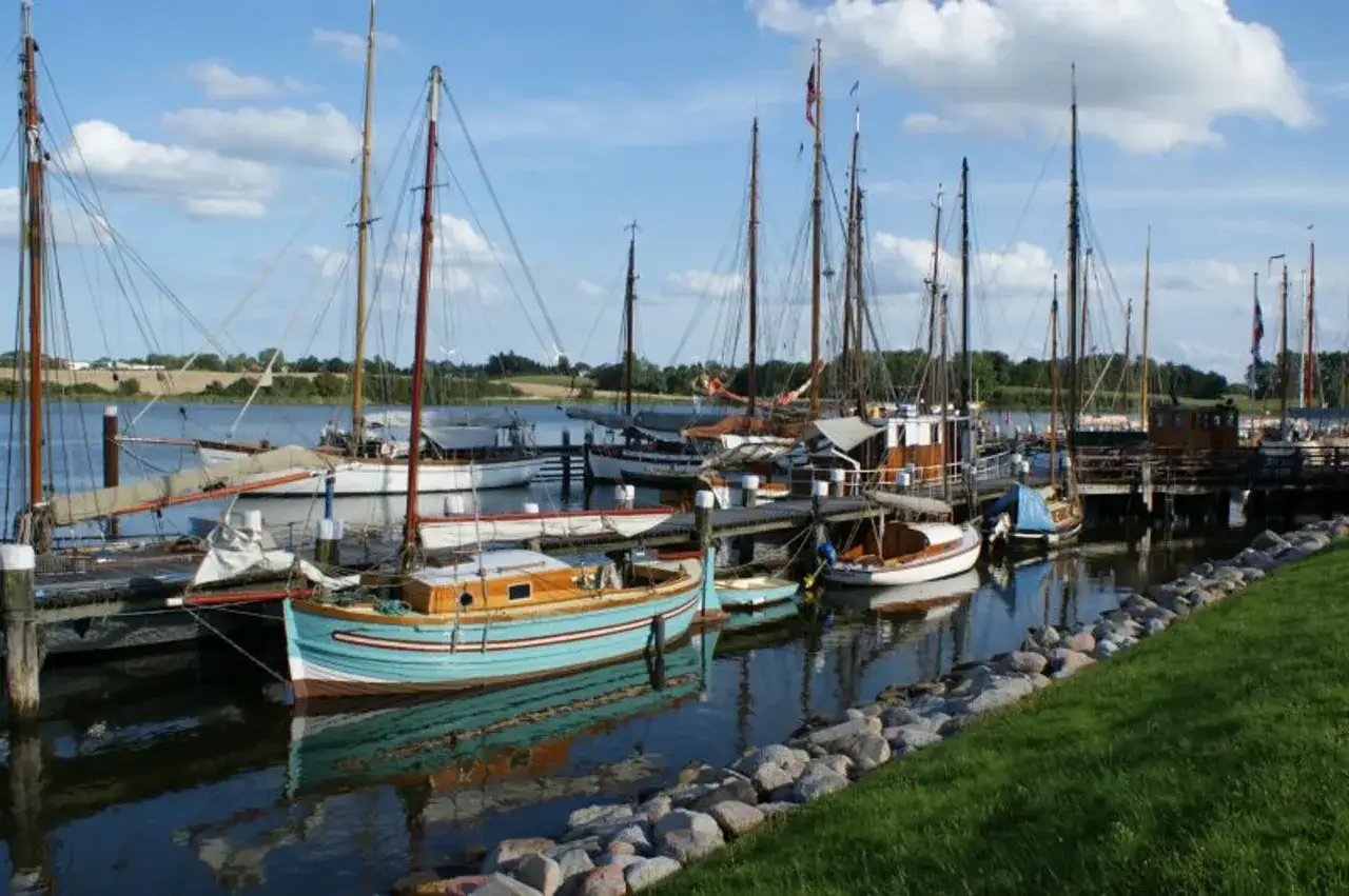 Segelboote im Hafen von Kappeln, ein malerischer Ort mit vielen Geheimtipps für Bootsliebhaber.