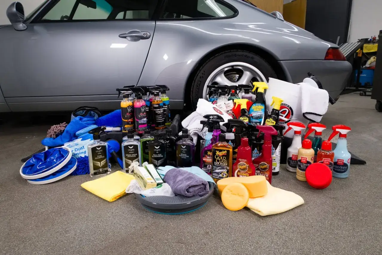 Allt du behöver för att tvätta bilen hemma: schampo, vax, polermedel, svampar och mikrofiberdukar.