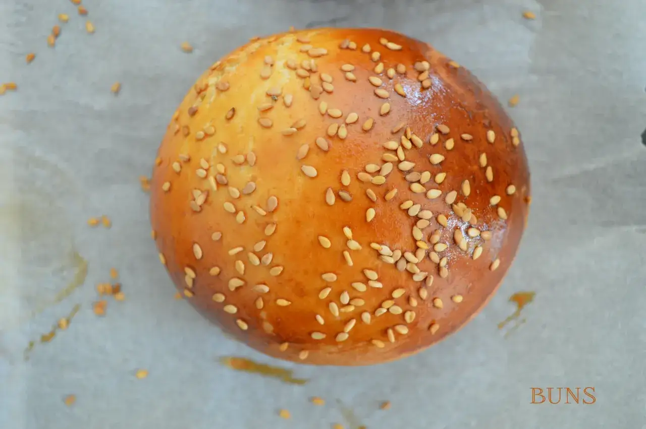 buns maison avant cuisson badigeonnés d'oeuf et parsemés de sésame