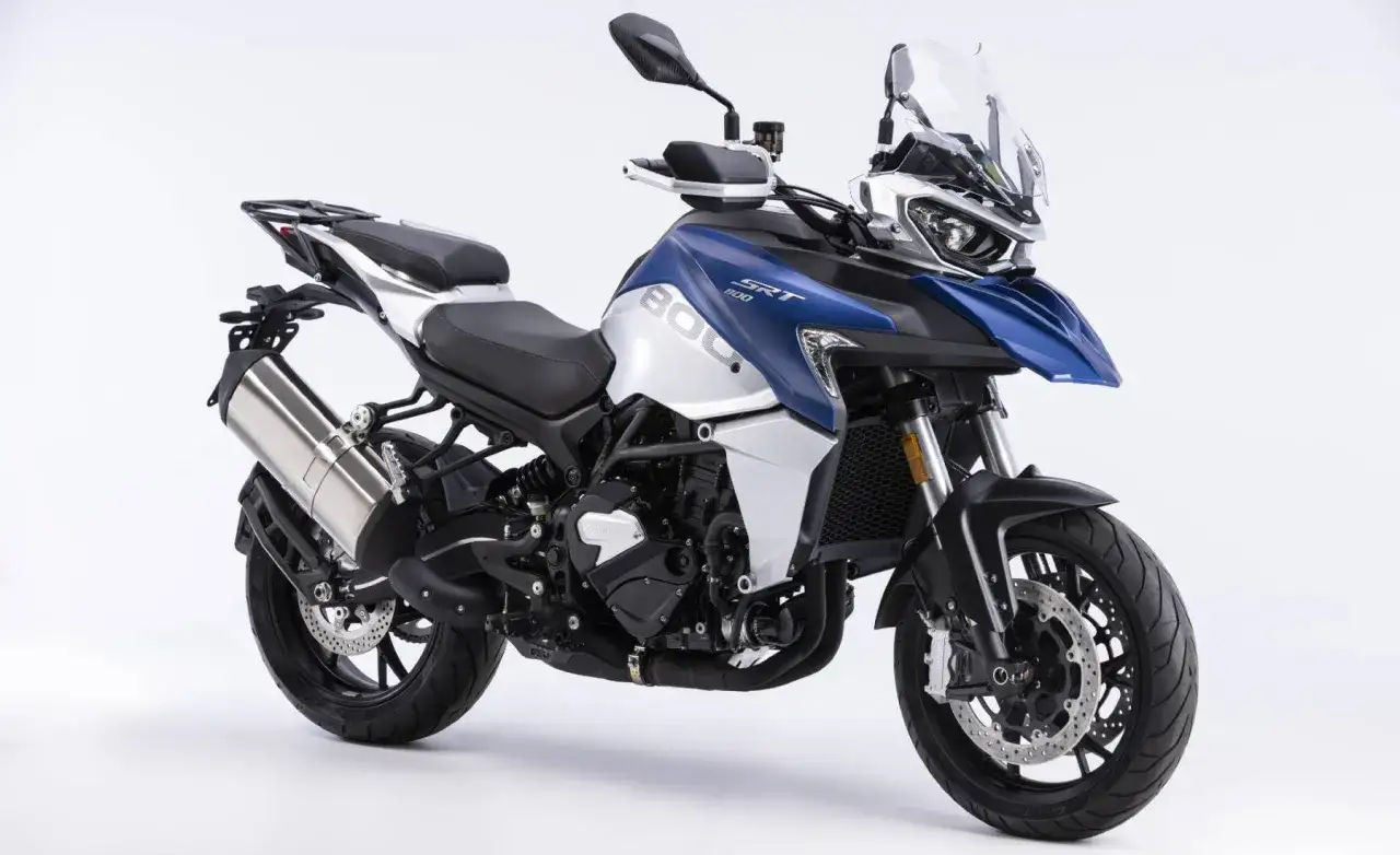 Motos chinas marcas: una aventura sobre ruedas con esta moto trail azul y plateada, lista para explorar.