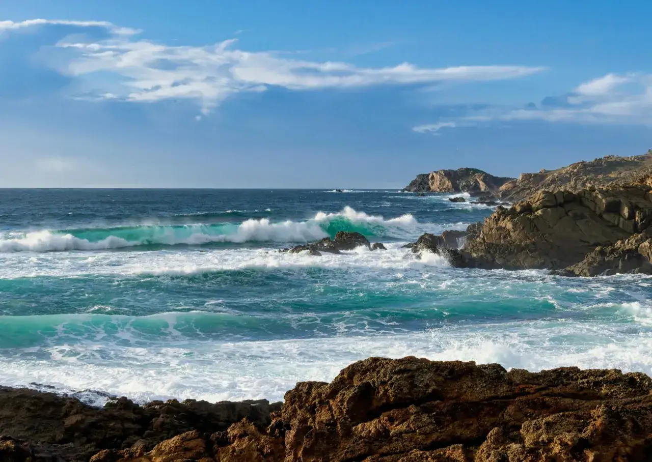 Mocne fale rozbijają się o skaliste wybrzeże Costa Brava. Majowa pogoda sprzyja podziwianiu dzikiego piękna morza.