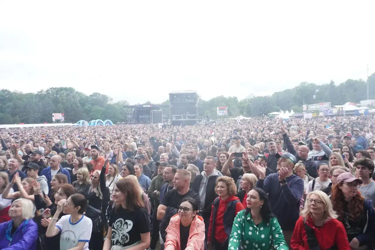 Tłum ludzi na koncercie Męskie Granie w Poznaniu. Wszyscy bawią się świetnie, wznosząc ręce ku scenie.