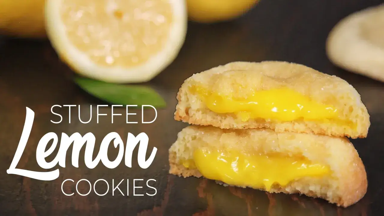 Zwei saftige Lemon Curd Cookies, gef&uuml;llt mit leuchtend gelbem Lemon Curd. Ein s&uuml;&szlig;er Genuss!