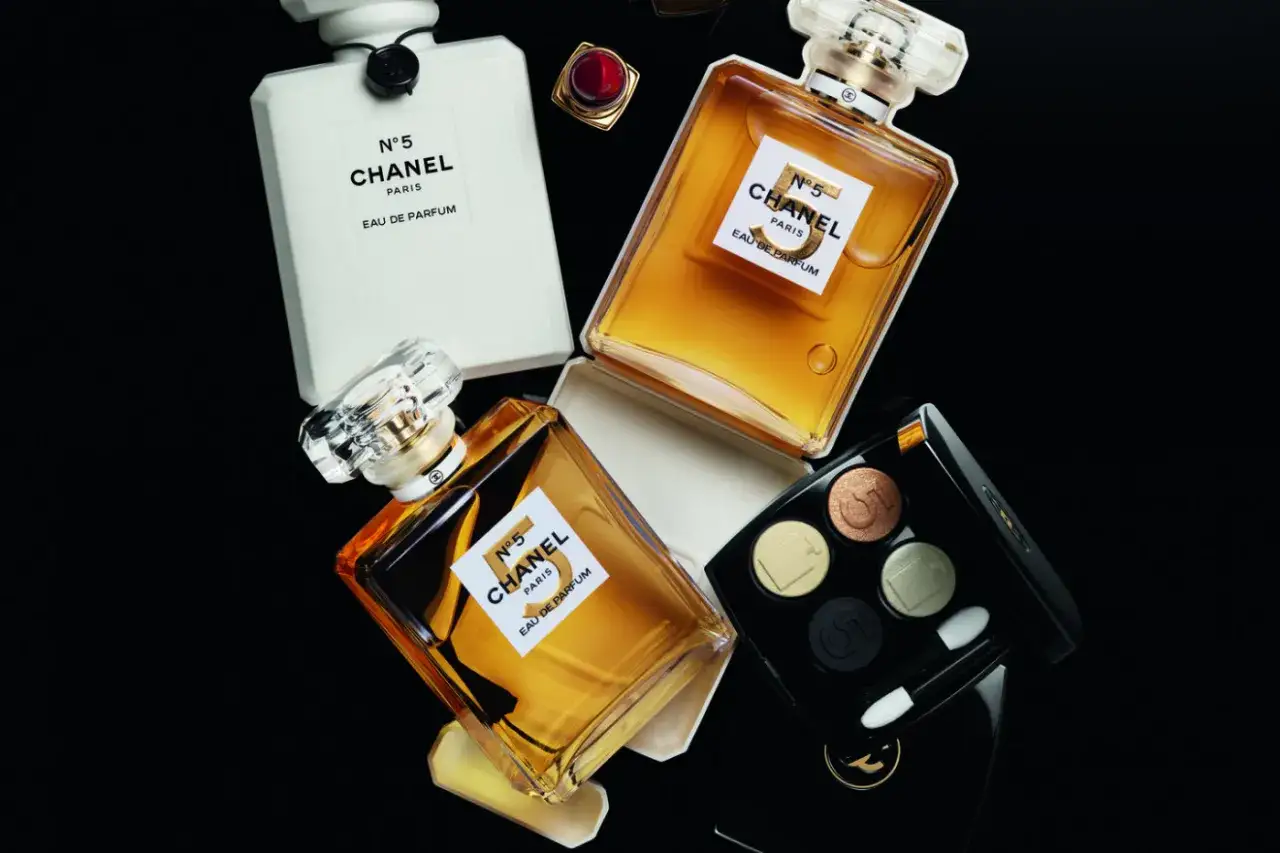 Elegancka kompozycja z perfumami Chanel N°5 i paletą cieni do powiek. Klasyka i luksus.