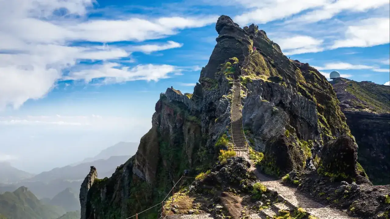 Steile Treppen führen auf den Gipfel des Pico do Arieiro. Ein Muss, was man auf Madeira gesehen haben muss, mit atemberaubendem Blick auf die Wolken und Berge.