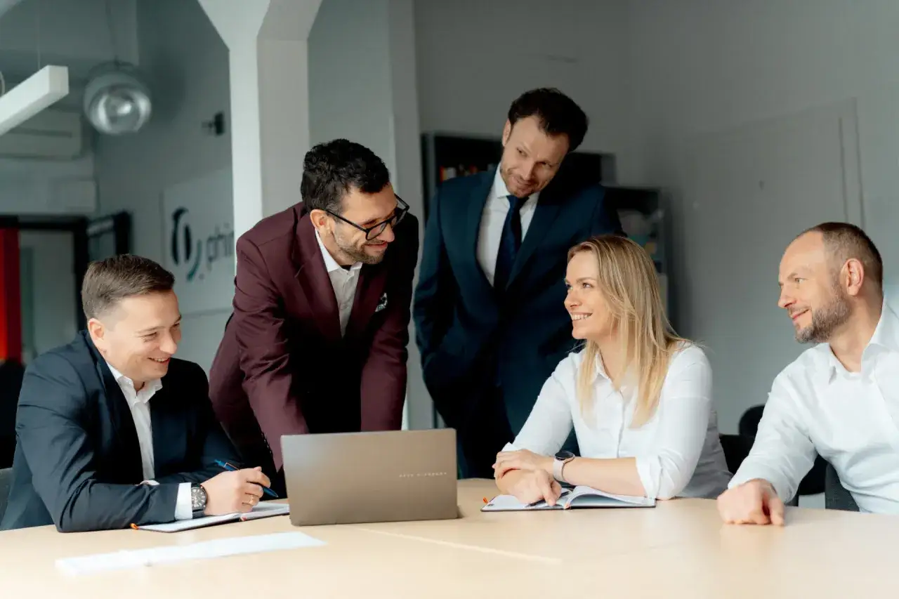 Zespół omawia strategię z key account managerem.
