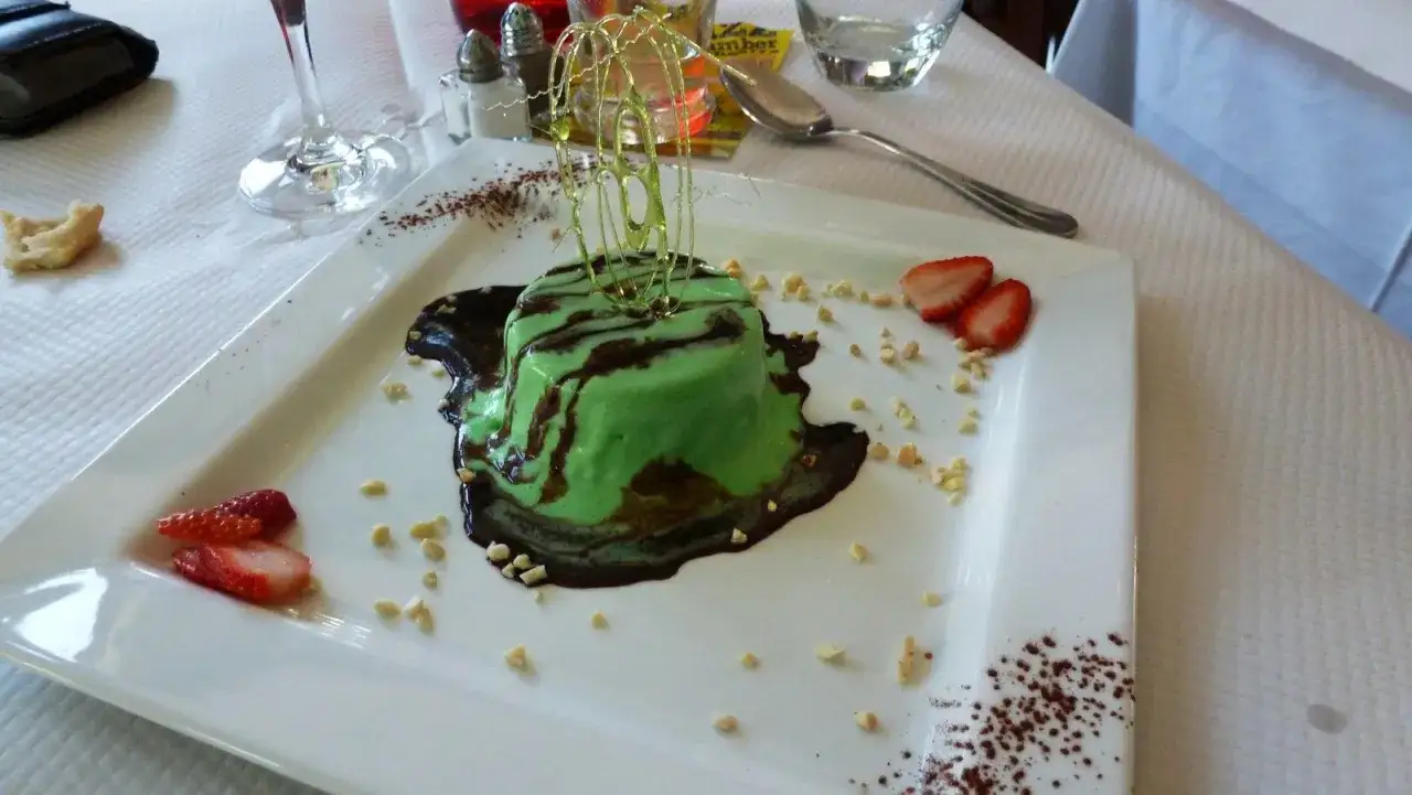 D&eacute;licieux dessert vert, une glace Get 27, napp&eacute;e de chocolat et d&eacute;cor&eacute;e de caramel. Fraises et &eacute;clats de noisettes compl&egrave;tent cette gourmandise.
