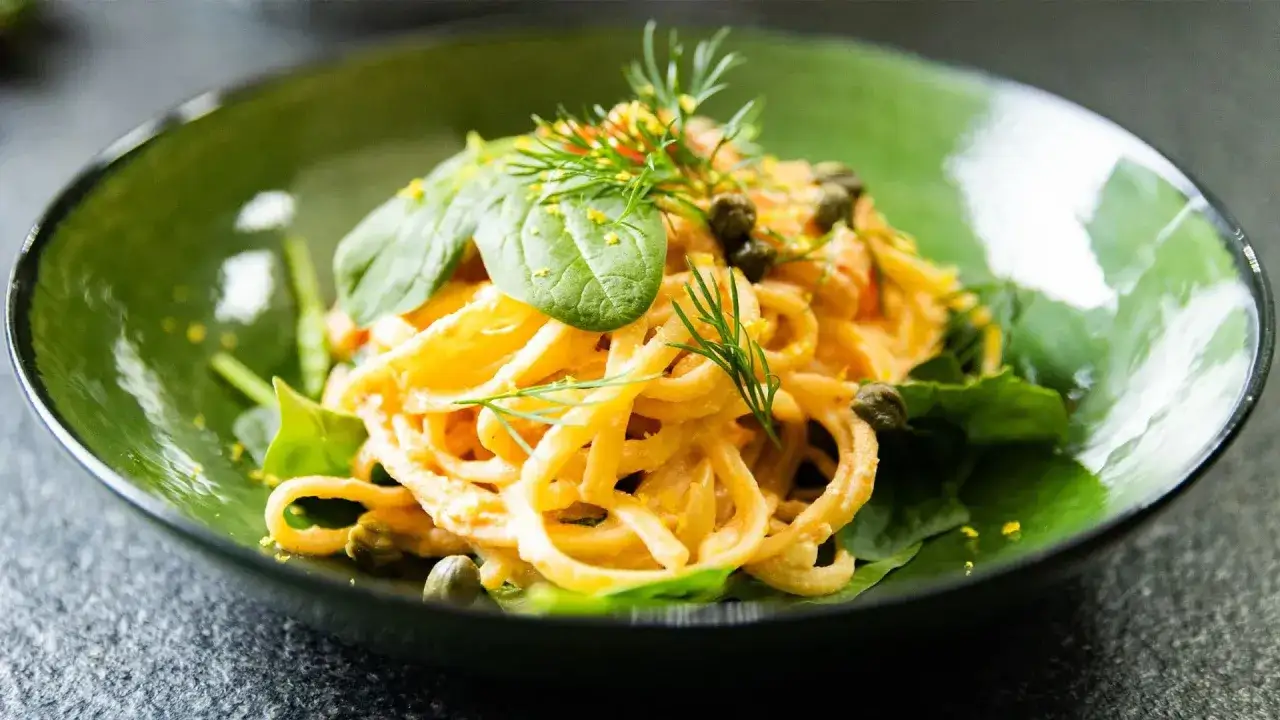 Cremige One Pot Lachs Pasta mit frischem Dill und Spinat, garniert mit Kapern. Ein Genuss f&uuml;r alle Sinne.