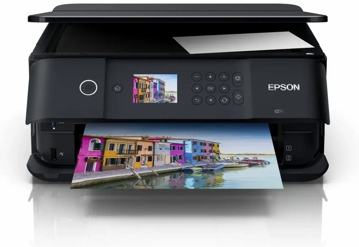 Epson drukarka drukuje żywe zdjęcia kolorowych domów nad wodą. To najlepsza drukarka do zdjęć dla każdego.
