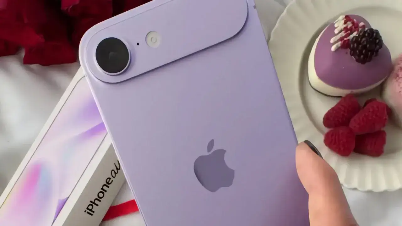 Fioletowy iPhone 17, kiedy? Obok pudełko z napisem 
