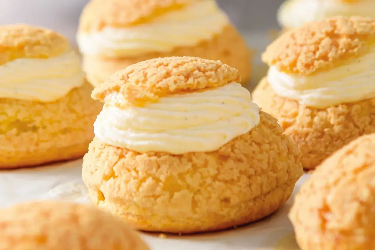 Craquelin ricetta: deliziosi bignè ripieni di crema pasticcera, con la croccantezza tipica del craquelin.