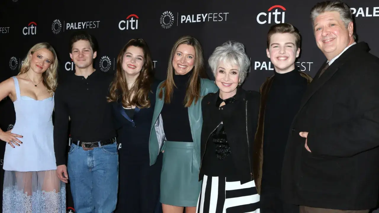Die Besetzung von Young Sheldon posiert l&auml;chelnd auf dem roten Teppich.