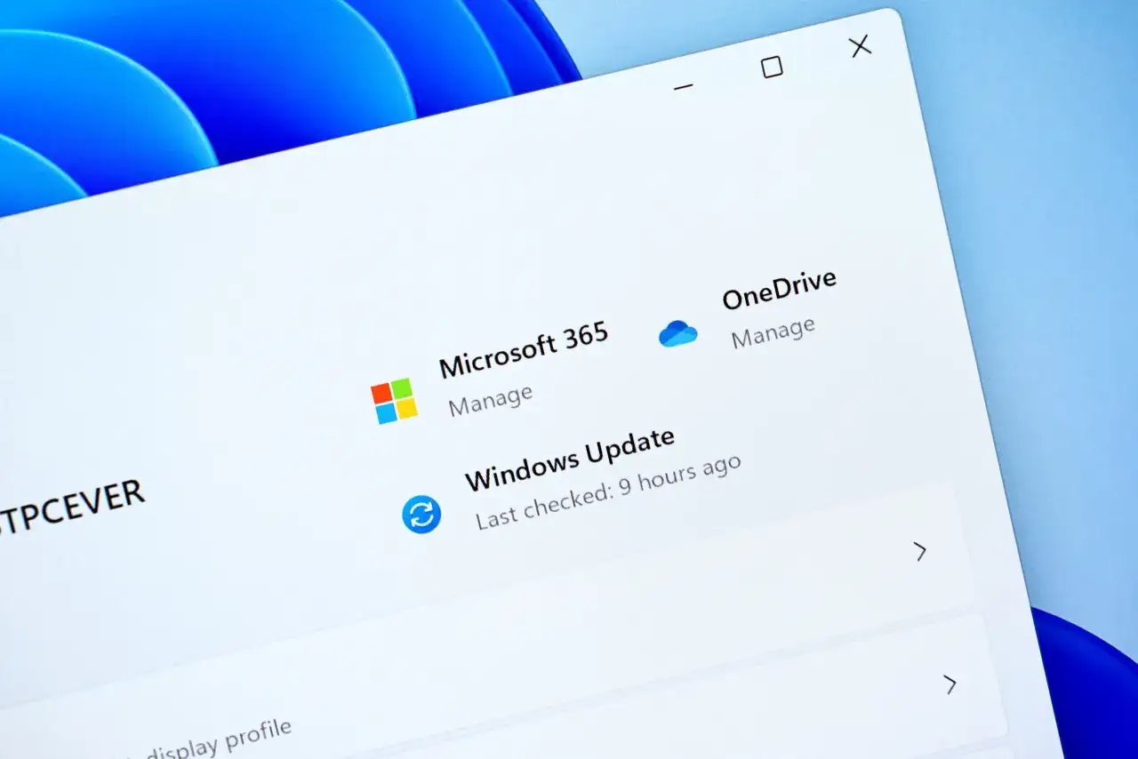 Ekran Windows 11 z opcjami Microsoft 365, OneDrive i Windows Update. Ostatnia aktualizacja systemu Windows 11 sprawdzona 9 godzin temu.