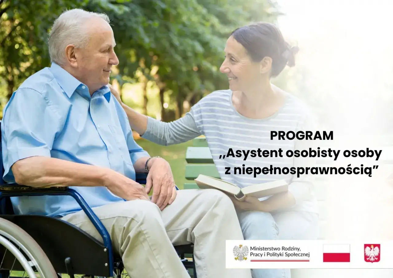 Starszy pan na wózku inwalidzkim, znacznym stopniu niepełnosprawności, rozmawia z uśmiechniętą kobietą. Program