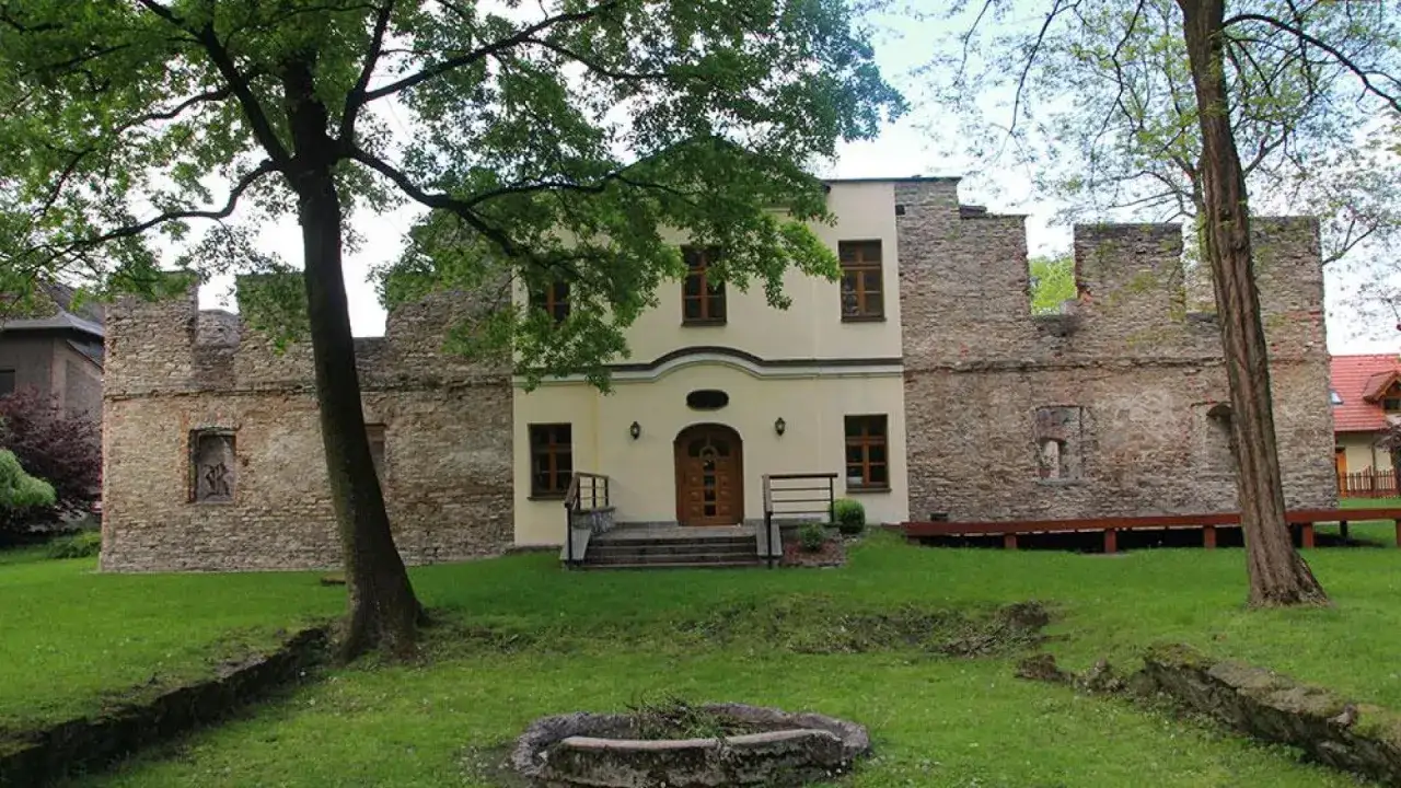 Dawny dwór w Górkach Wielkich, częściowo zrujnowany, z nowym wejściem i oknami.