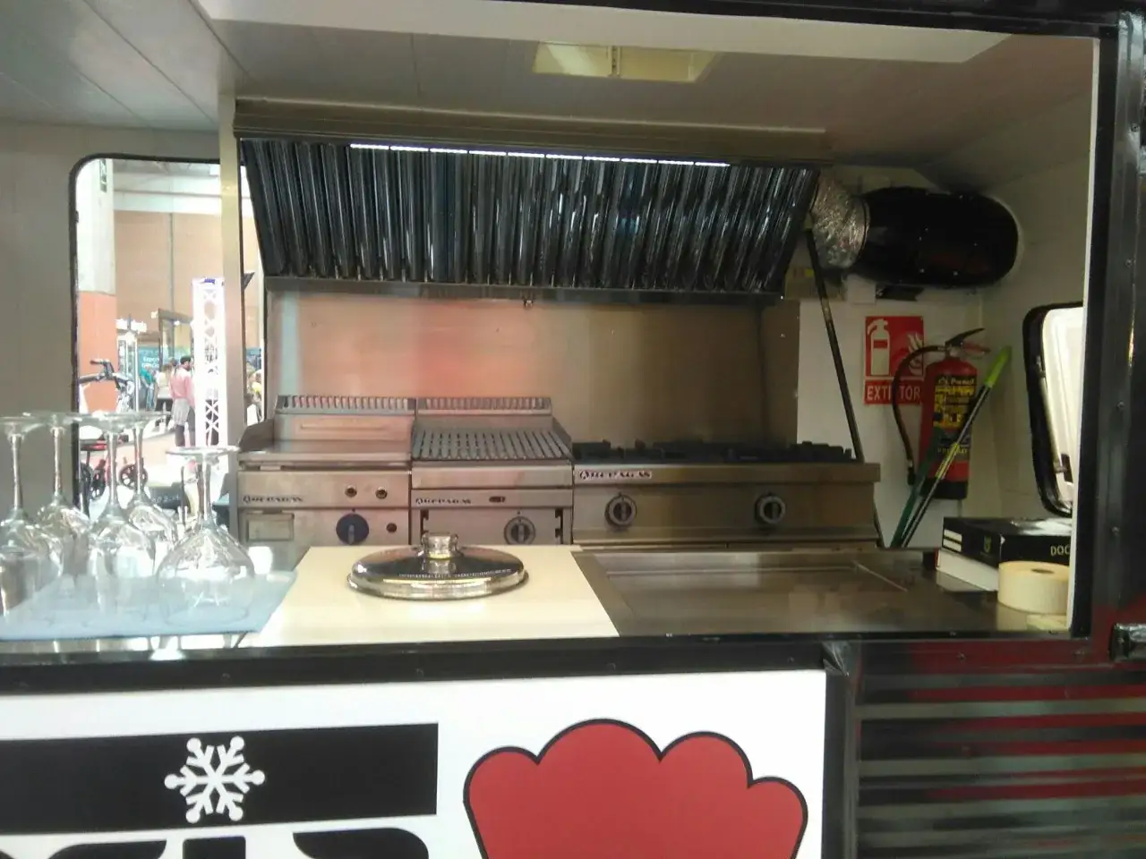 Cocina de food truck lista para operar. Parrillas, campana extractora, extintor y copas. ¡Todo para empezar a montar tu food truck!