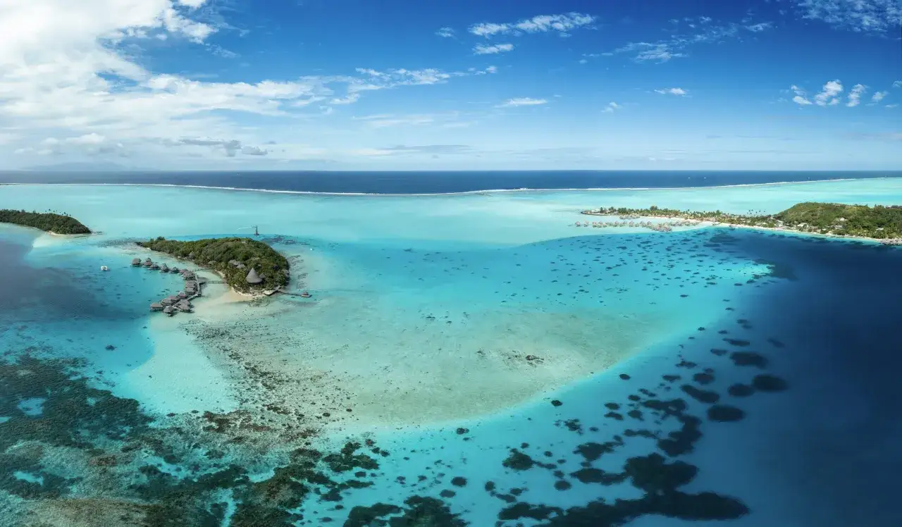 Bora Bora, gdzie jest? Rajskie wyspy z domkami na wodzie, turkusowa laguna i zielone wzgórza.