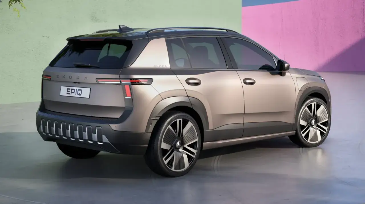 Nowy model skody Epiq, elektryczny SUV, prezentuje się nowocześnie z charakterystycznymi światłami i aerodynamicznymi felgami.