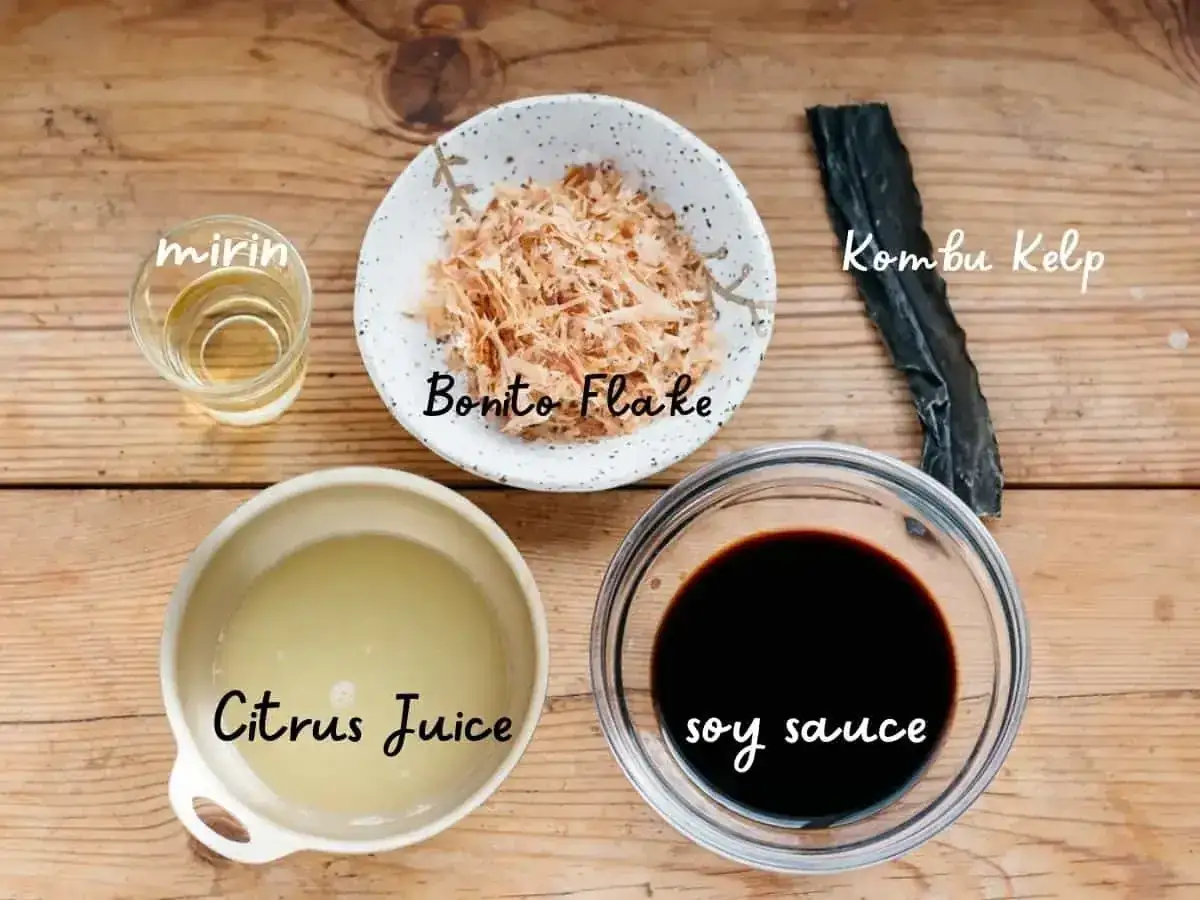 Ingredienser för ponzu recept: citrusjuice, mirin, bonitoflingor, kombu och sojasås.