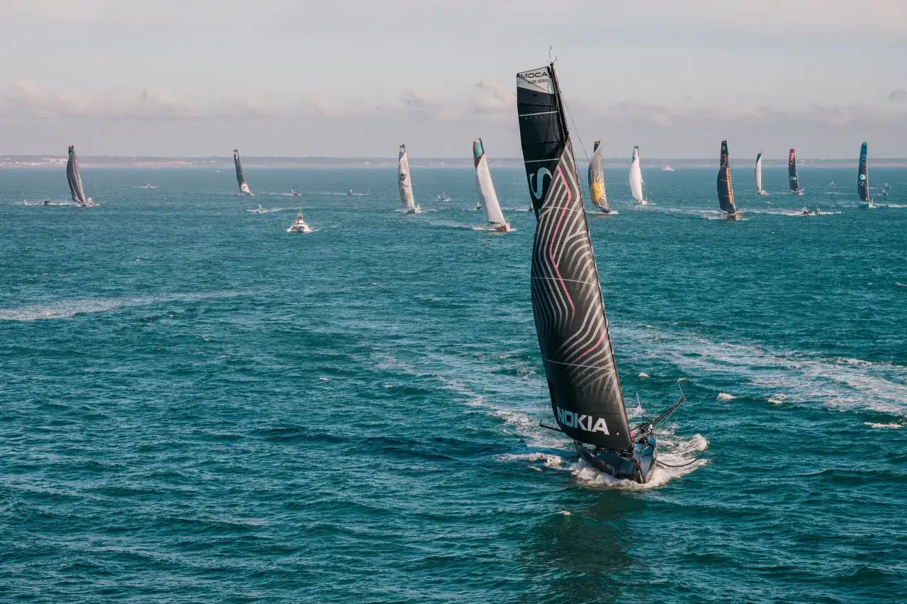Course de voile avec plusieurs bateaux, dont celui de Philippe Jeantot, le