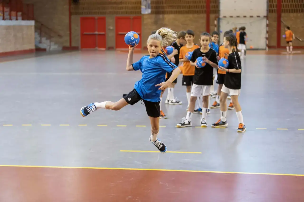 dzieci grające w piłkę ręczną na boisku