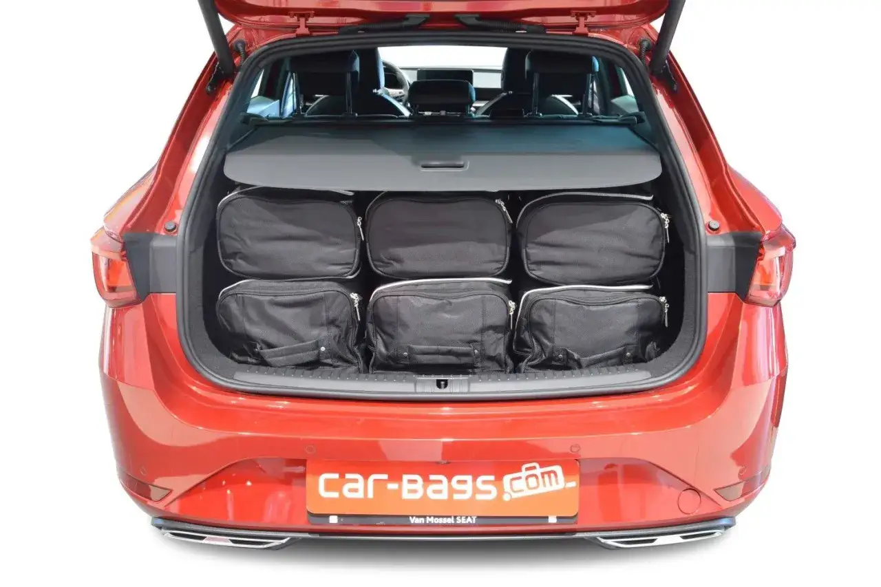 Bagageutrymmet i en r&ouml;d Seat Leon Sportstourer fyllt med sex svarta v&auml;skor. Perfekt f&ouml;r en resa!