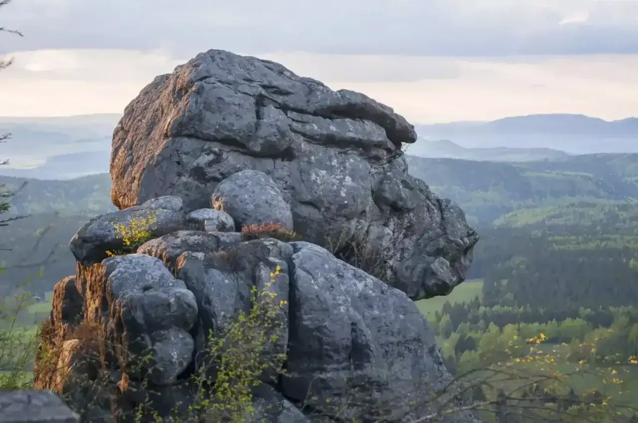 Skalny labirynt w Parku Narodowym Gór Stołowych. Ciekawostki o formacjach skalnych, które przypominają zwierzęta i ludzi, zachwycają turystów.