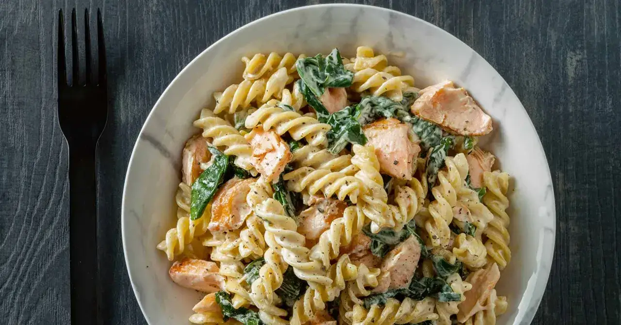 pasta con salm&oacute;n y espinacas en una sart&eacute;n
