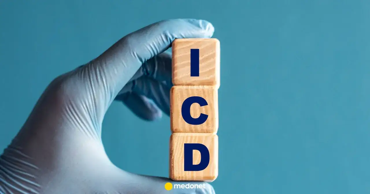 Ręka w rękawiczce trzyma kostki z literami ICD. To symbol międzynarodowej klasyfikacji chorób, icd 11 pl.