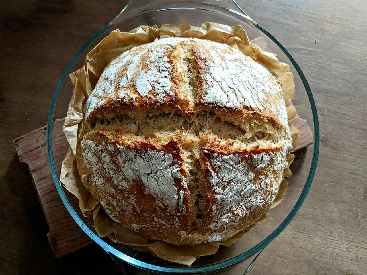 Chrupiąca skórka i lekko lepki w środku domowy chleb, upieczony w szklanej misie.