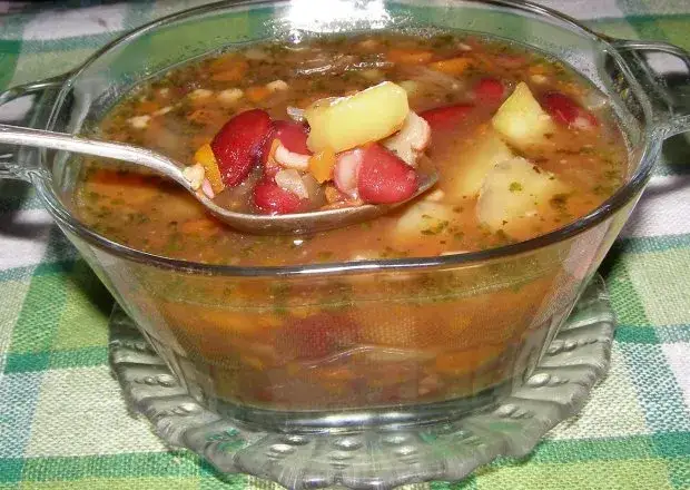 różne zupy w miskach, szybkowar w tle