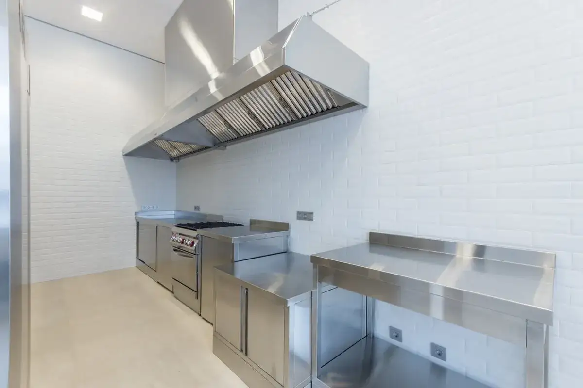 Cuisine professionnelle avec hotte en inox, cuisini&egrave;re et plans de travail. Je me demande pourquoi ma hotte neuve n'aspire pas.