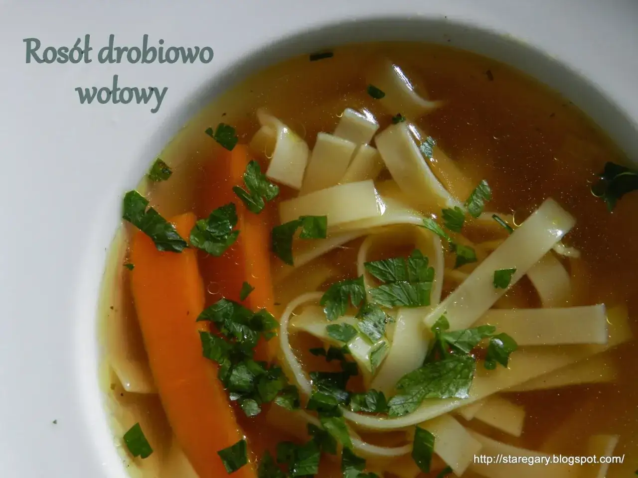 Rosół drobiowo-wołowy z makaronem i marchewką. Idealny przepis na rozgrzewający posiłek.