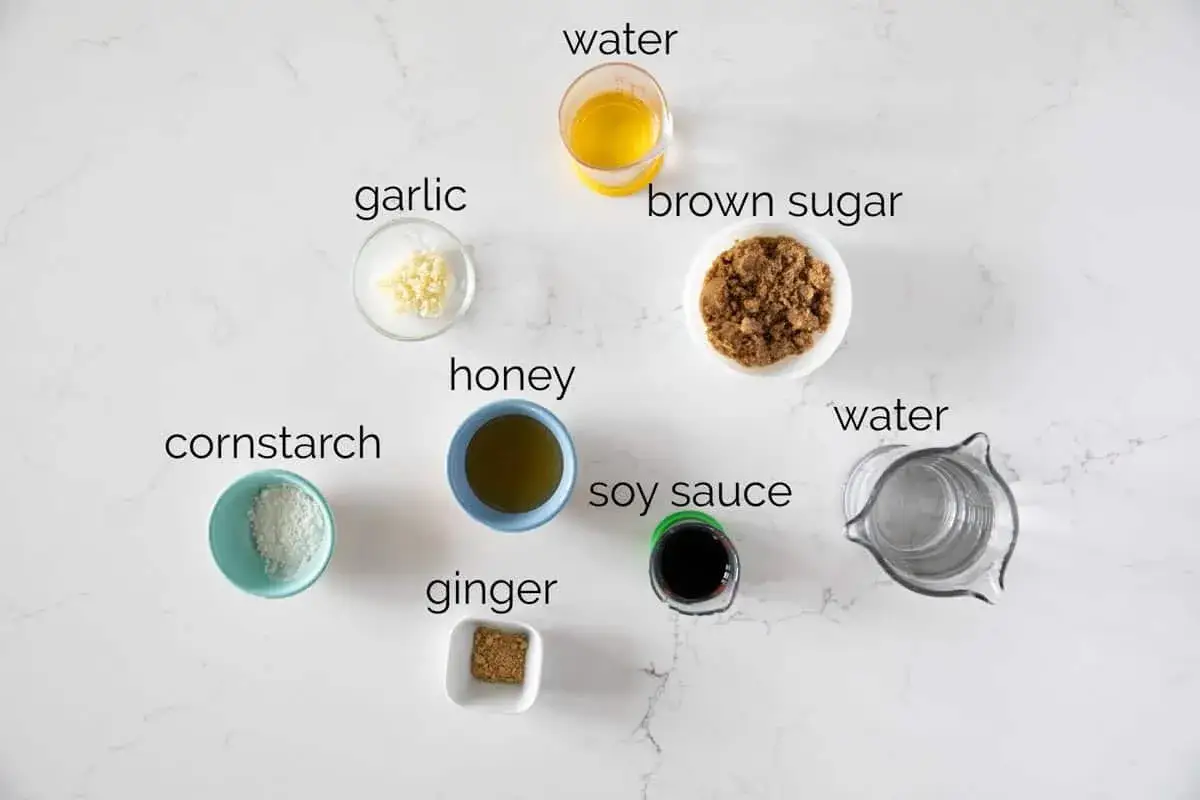Ingredienser för teriyaki marinad: majsstärkelse, vitlök, honung, ingefära, sojasås, farinsocker och vatten.