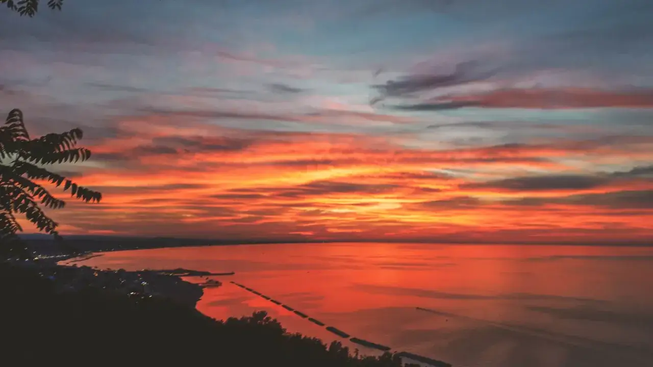 Tramonto infuocato su Gabicce Mare. Perfetto per decidere cosa fare a Gabicce Mare la sera: una passeggiata sul lungomare o un aperitivo con vista.